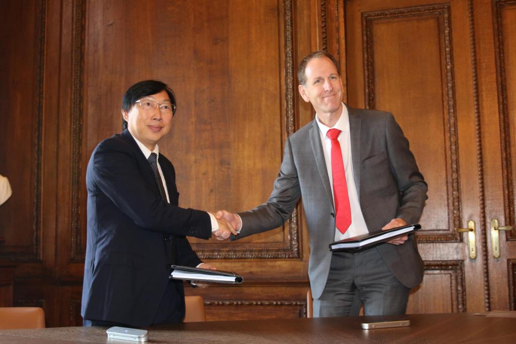 Dewa's contract signature