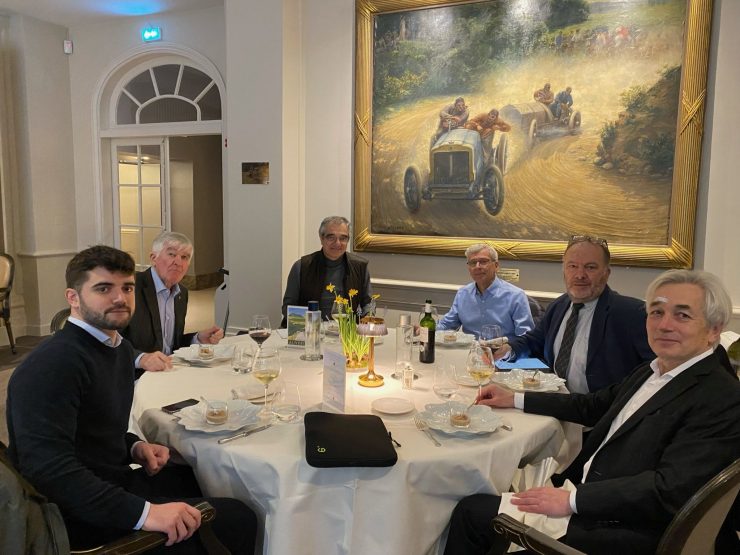 six personnes autour de la table d'un restaurant prestigieux