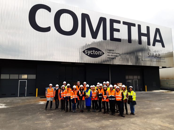 groupe de personnes avec vêtements de protection devant bâtiment Cometha