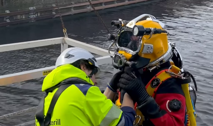 équipement d'un scaphandrier devant de l'eau