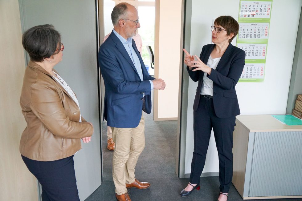 woman-explaining-to-man-and-woman-visiting-an-office