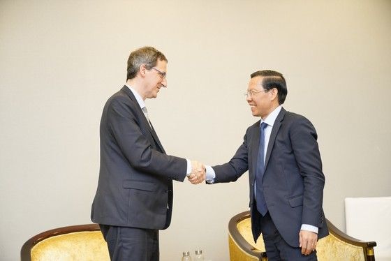 hand shake with vietnamese official