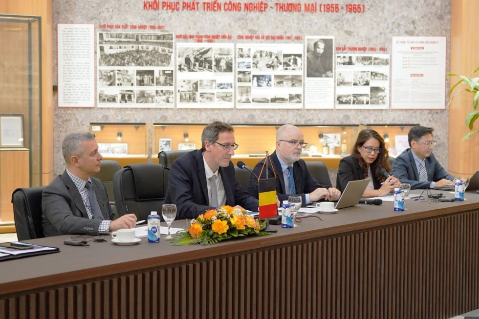 discussion between belgian and vietnamese officials