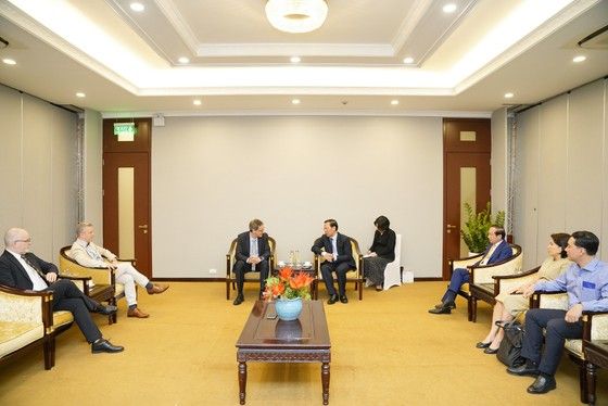 discussion between belgian and vietnamese officials