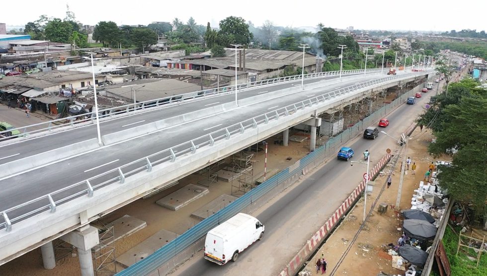 Réalisation de l'échangeur routier de Macaci à Abdijan (Côte d'Ivoire) par John Cockerill